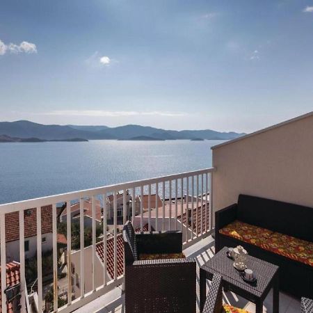 Apartman Sutalo Комарна Екстериор снимка