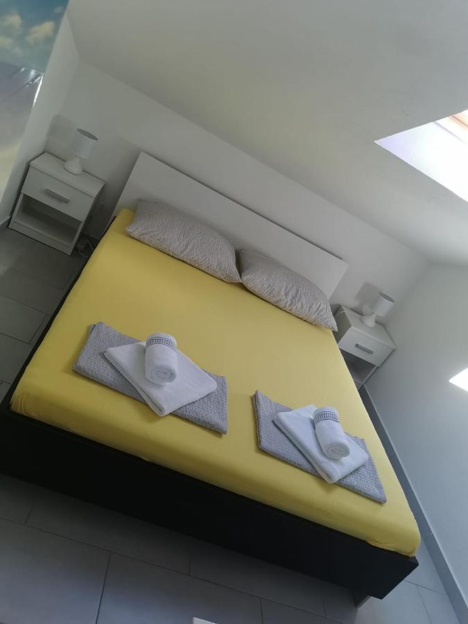 Apartman Sutalo Комарна Екстериор снимка