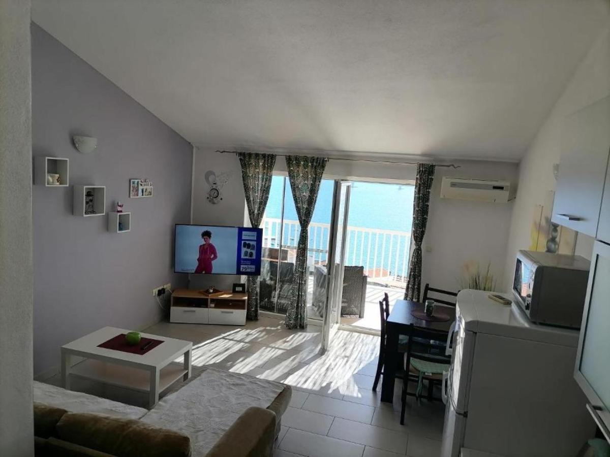 Apartman Sutalo Комарна Екстериор снимка