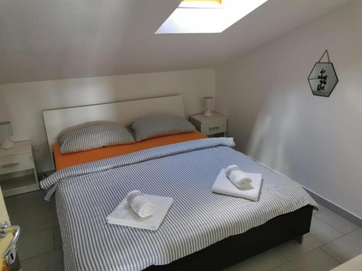 Apartman Sutalo Комарна Екстериор снимка