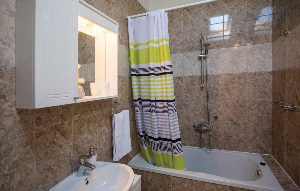 Apartman Sutalo Комарна Екстериор снимка